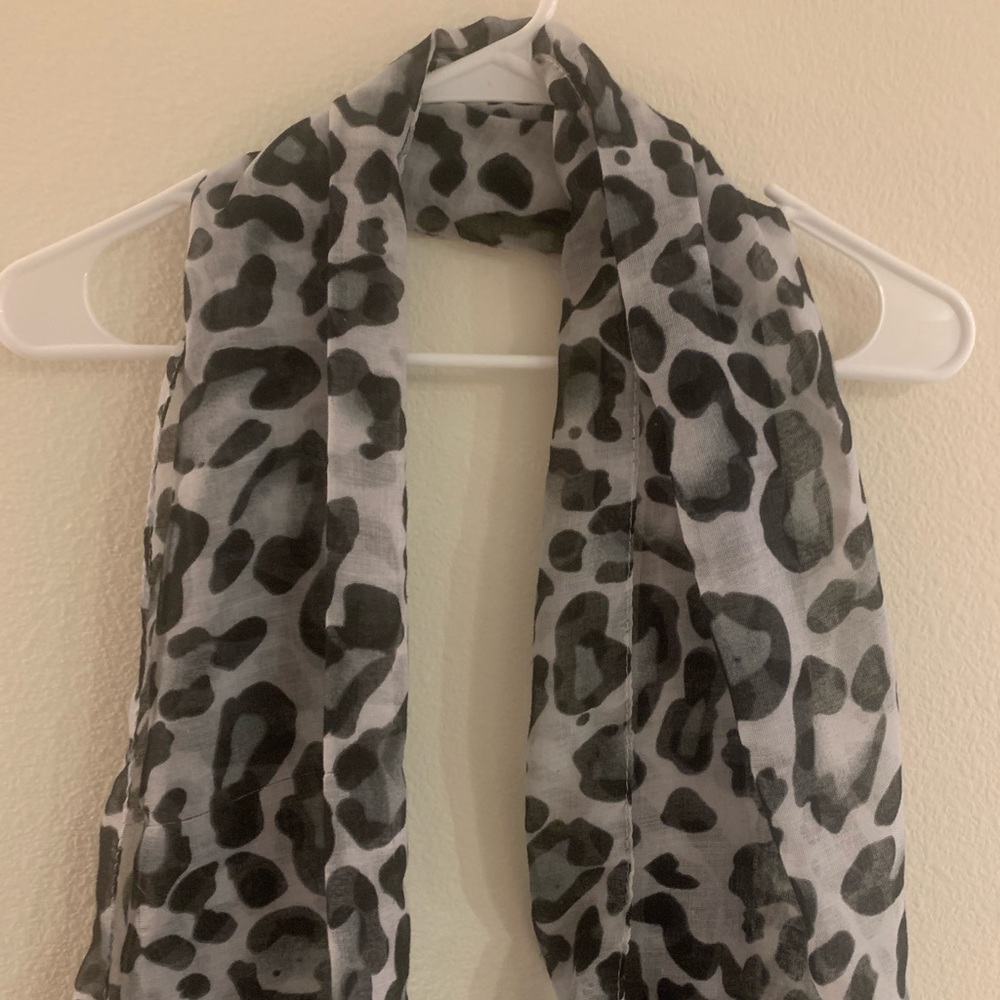 Leopard Scarf - Picture 2 of 3